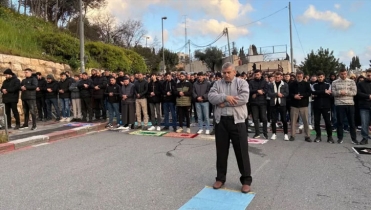 আল-আকসায় ঈদের নামাজে আসা মুসল্লিদের ওপর ইসরায়েলের হামলা